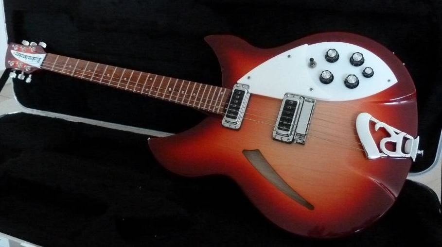 rickenbacker 330 fg Rickenbacker 330 Fireglo **EN STOCK** GUITARE ELECTRIQUE 1/2 CAISSE HOLLOW BODY SEMI ACOUSTIQUE ROUGE DEGRADE. CORPS & MANCHE ERABLE. TOUCHE PALISSANDRE 24 CASES. 2 MICROS SIMPLE. 2 VOL. 2 TON. 1 GENERAL. SELECTEUR 3 POS. CORDIER
